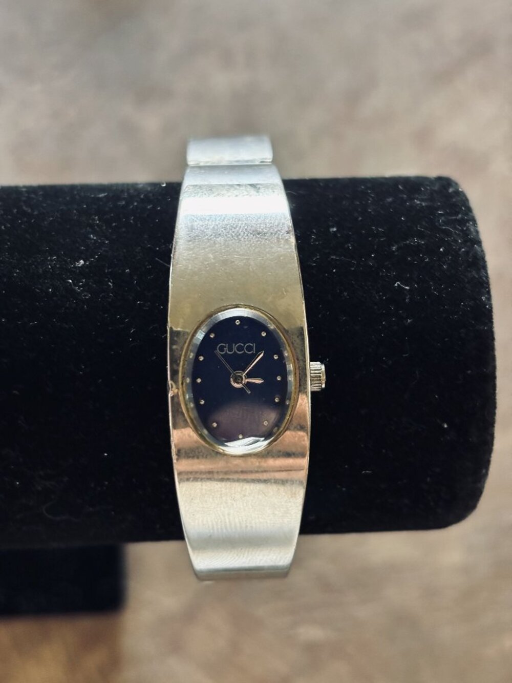 Gucci Womens Silver-Tone Bangle Watch With Navy Dial
